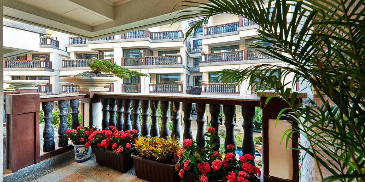 聯(lián)排別墅陽(yáng)臺(tái)裝飾實(shí)景圖