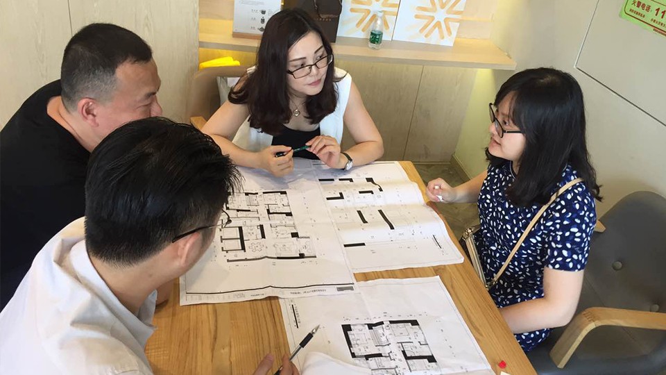 梁凱惠設(shè)計大師與業(yè)主交談設(shè)計方案