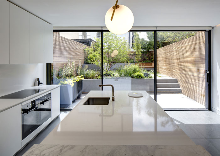 別墅現(xiàn)代廚房臺(tái)面裝飾實(shí)景圖