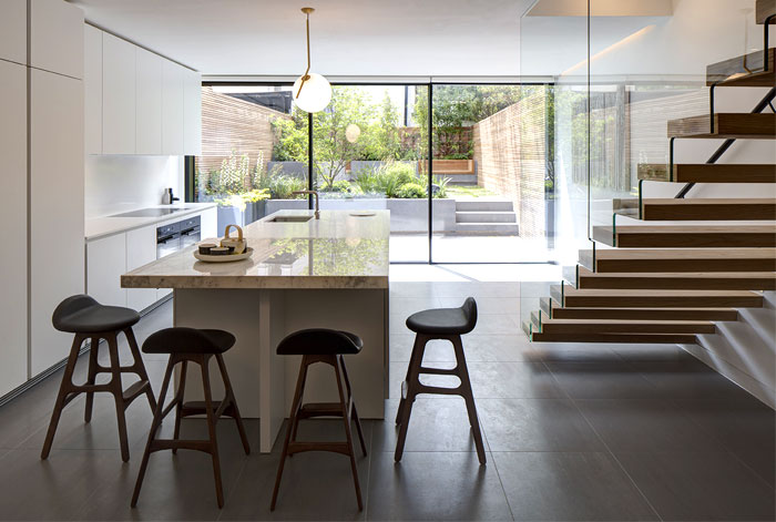 別墅現(xiàn)代廚房裝飾實(shí)景圖