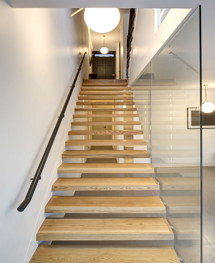 別墅現(xiàn)代樓梯裝飾實(shí)景圖