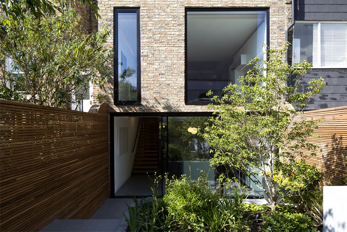 別墅現(xiàn)代庭院的裝飾實(shí)景圖